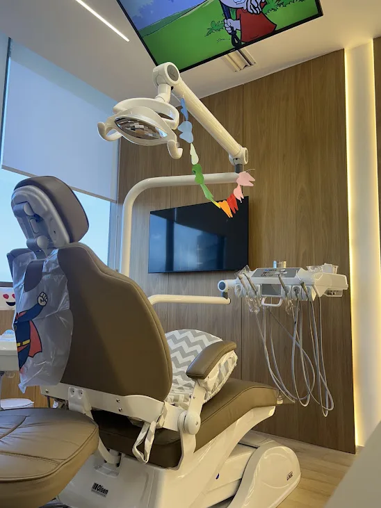 Cadeira odontológica com TV no teto para a criança assistir
